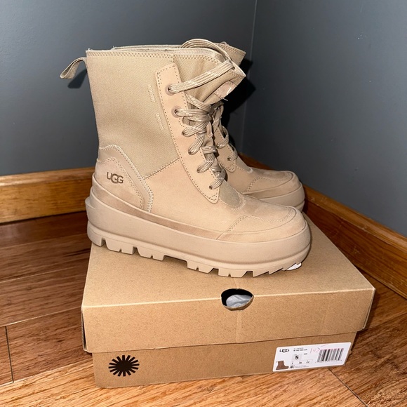 UGG Women’s The UGG Lug Lace-Up Platform Boots in SAND 5 - Picture 4 of 12